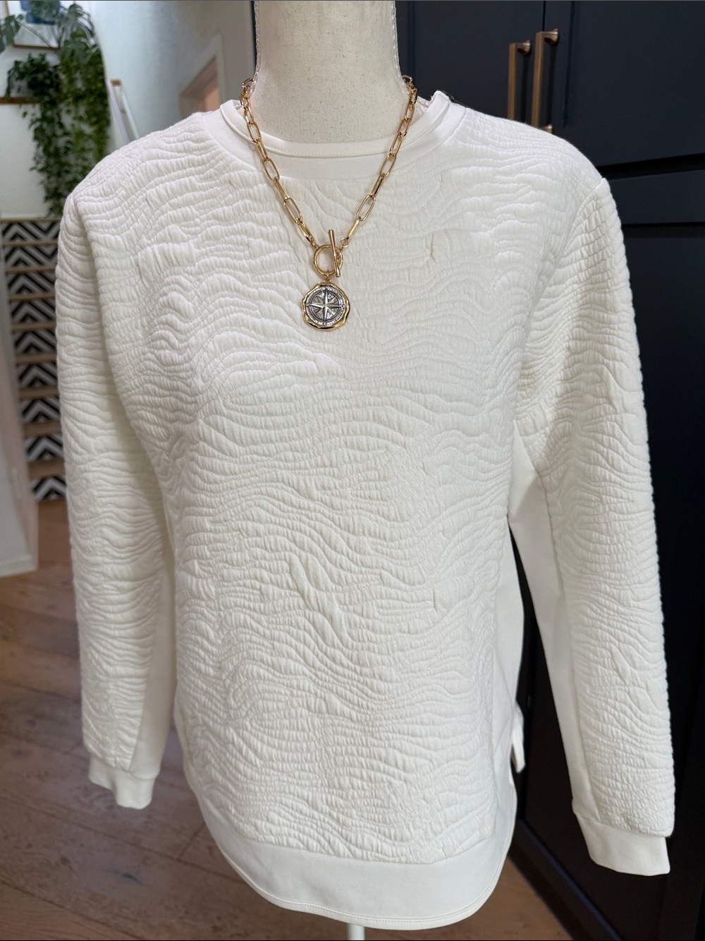 White Textured Quilted Crewneck Sweatshirt Size Medium Cozy Sweater